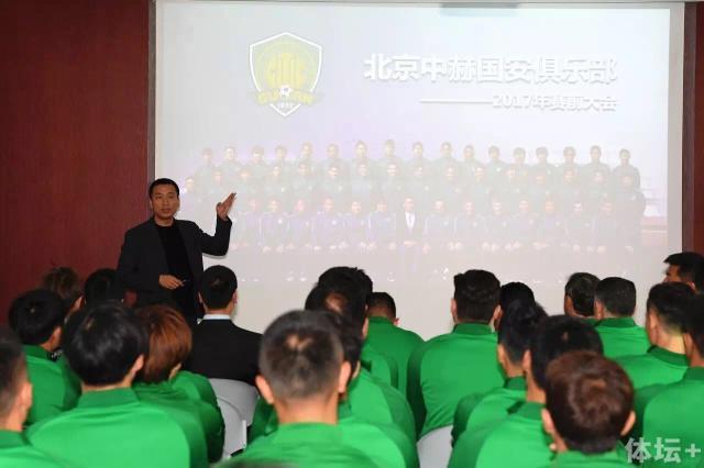 随后，她的助理将一台平白电脑递给费可欣，开口道：小姐，这是三家酒店的资料，您过目一下。
